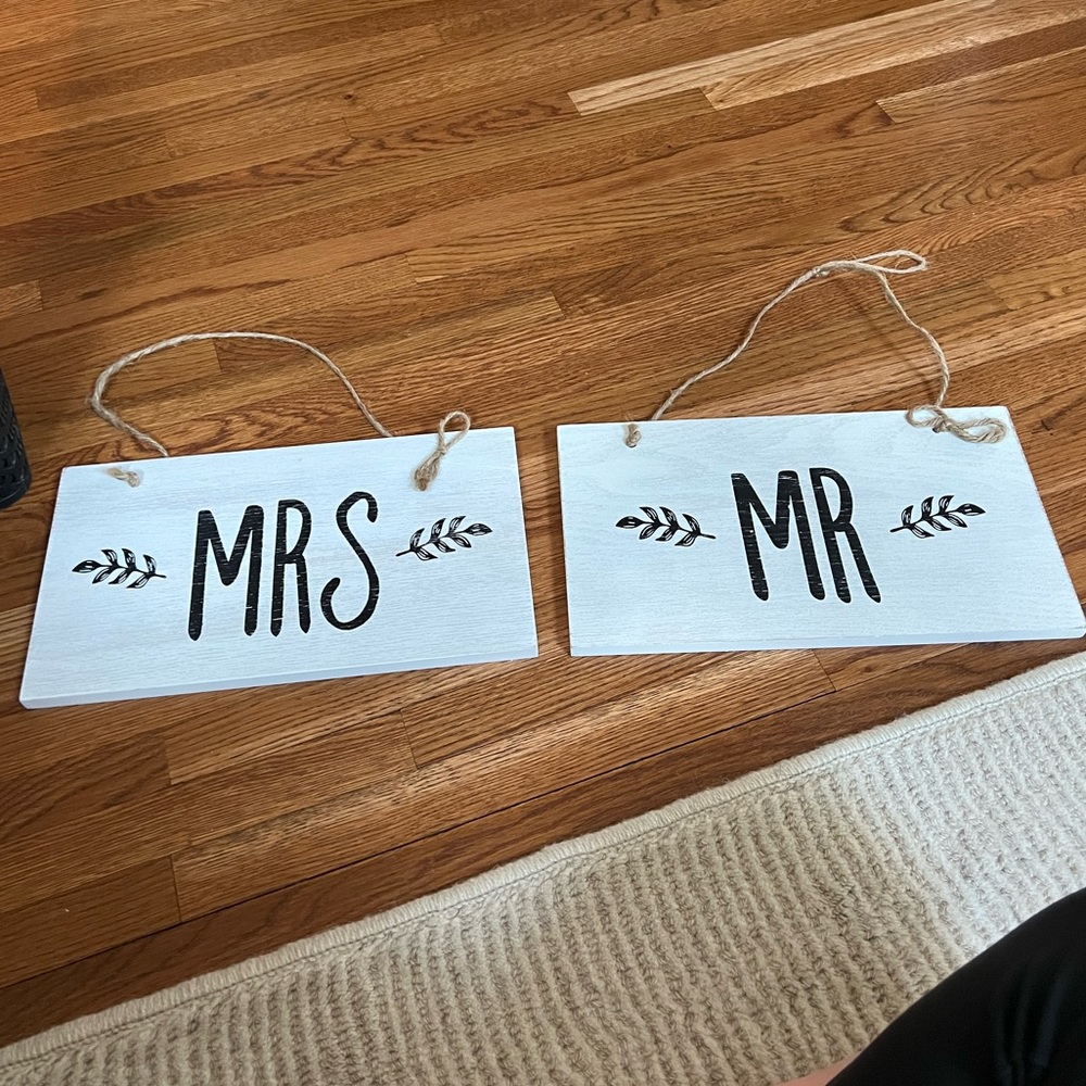 Mr & Mrs Chair Signs